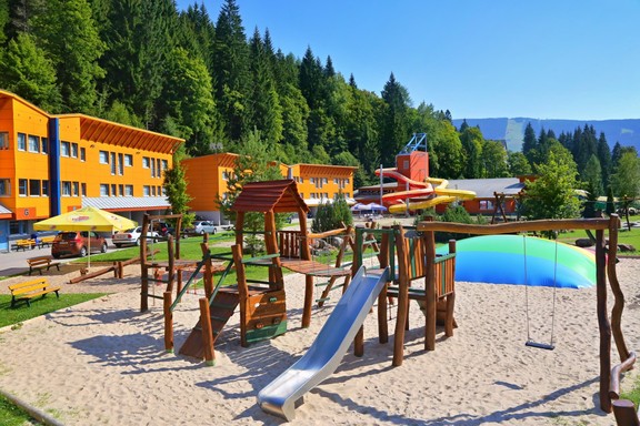 Nowe boisko dla dzieci i strefa relaksu